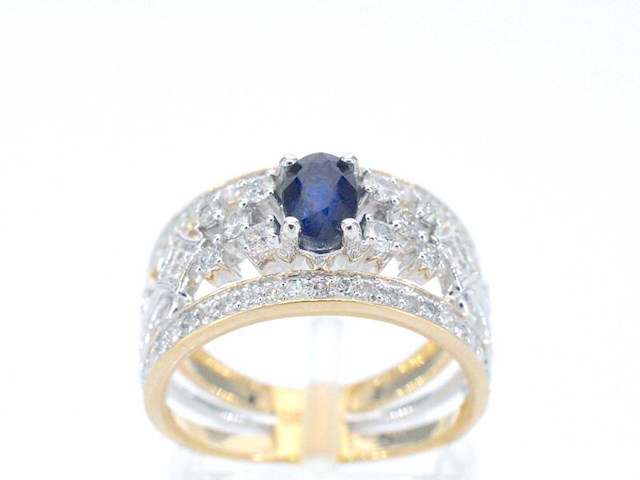 Gouden exclusieve ring vol met diamanten en een saffier - afbeelding 1 van  11