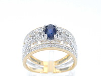 Gouden exclusieve ring vol met diamanten en een saffier