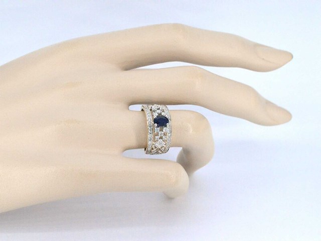 Gouden exclusieve ring vol met diamanten en een saffier - afbeelding 5 van  11