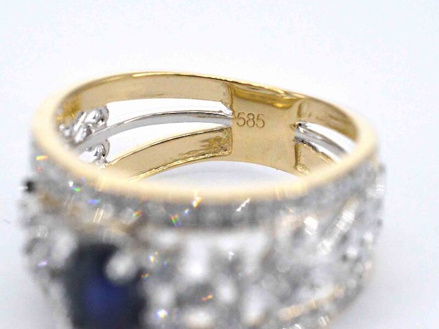Gouden exclusieve ring vol met diamanten en een saffier - afbeelding 11 van  11