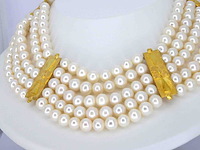 Gouden halscollier met rijen van parels en gouden motief schakels - afbeelding 2 van  6