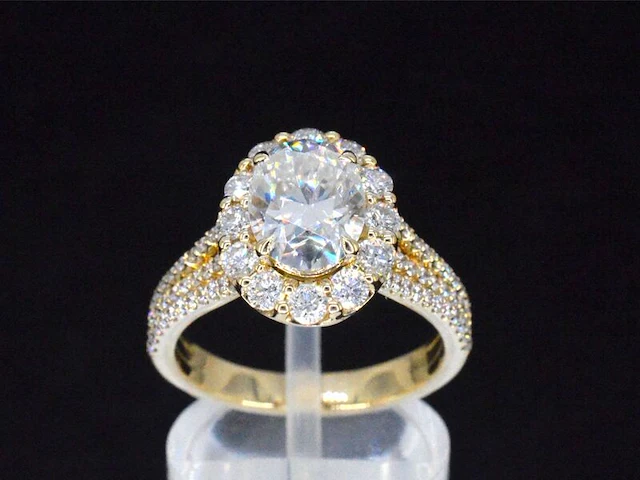 Gouden halsketting met diamanten 'chai' - afbeelding 1 van  6