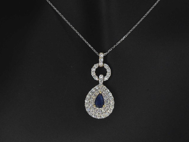 Gouden hanger met diamanten en een saffier in druppelvorm - afbeelding 1 van  8