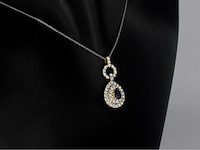 Gouden hanger met diamanten en een saffier in druppelvorm - afbeelding 5 van  8