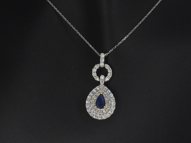 Gouden hanger met diamanten en een saffier in druppelvorm - afbeelding 1 van  9
