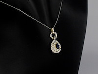 Gouden hanger met diamanten en een saffier in druppelvorm - afbeelding 4 van  9