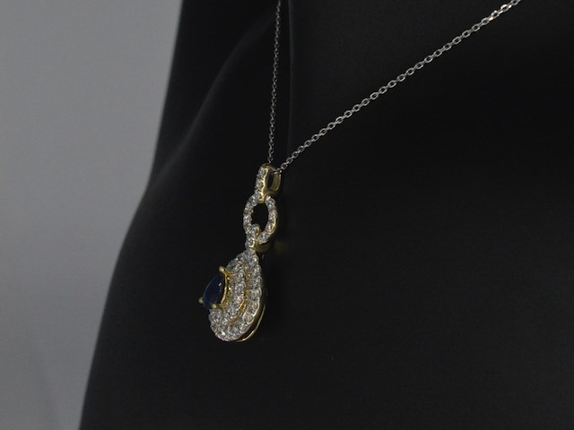 Gouden hanger met diamanten en een saffier in druppelvorm - afbeelding 7 van  9