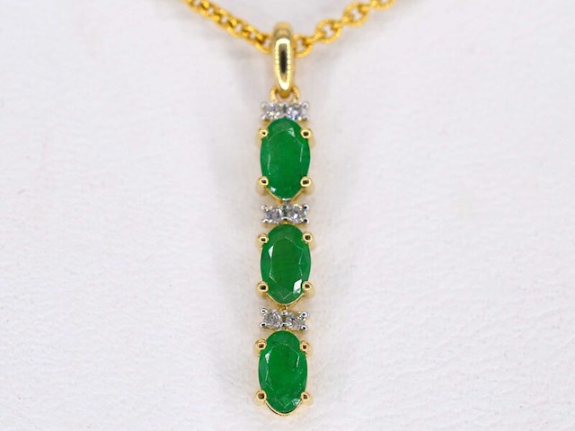 Gouden hanger met diamanten en smaragd, excl. ketting - afbeelding 1 van  7