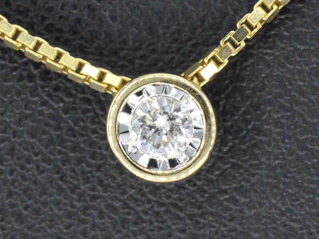 Gouden hanger met een briljant geslepen diamant, excl. ketting - afbeelding 1 van  7