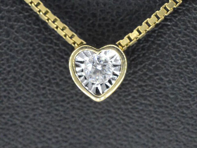 Gouden hanger met een briljant geslepen diamant in hartvorm, excl. ketting - afbeelding 1 van  3