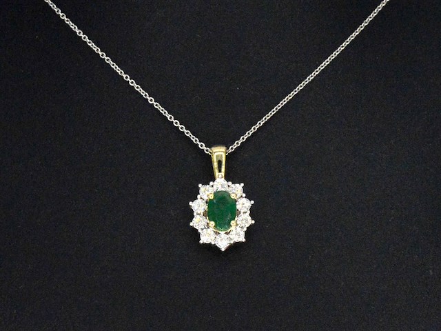 Gouden hanger met een groene ovale smaragd en natuurlijke diamanten - afbeelding 1 van  10