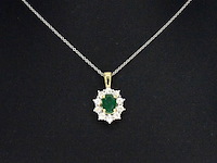 Gouden hanger met een groene ovale smaragd en natuurlijke diamanten