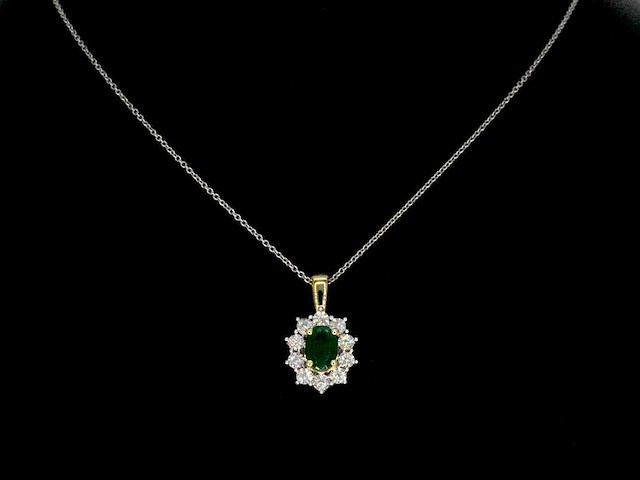 Gouden hanger met een groene ovale smaragd en natuurlijke diamanten - afbeelding 3 van  10