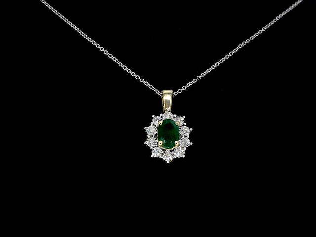 Gouden hanger met een groene ovale smaragd en natuurlijke diamanten - afbeelding 6 van  10