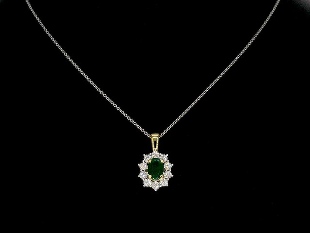 Gouden hanger met groene ovale smaragd en natuurlijke diamanten - afbeelding 2 van  9