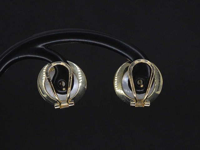 Gouden oorbellen blister parels - afbeelding 5 van  5