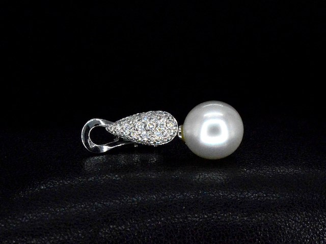 Gouden oorbellen met diamanten en hangende witte zuidzee parels - afbeelding 5 van  9