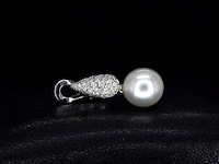 Gouden oorbellen met diamanten en hangende witte zuidzee parels - afbeelding 5 van  9