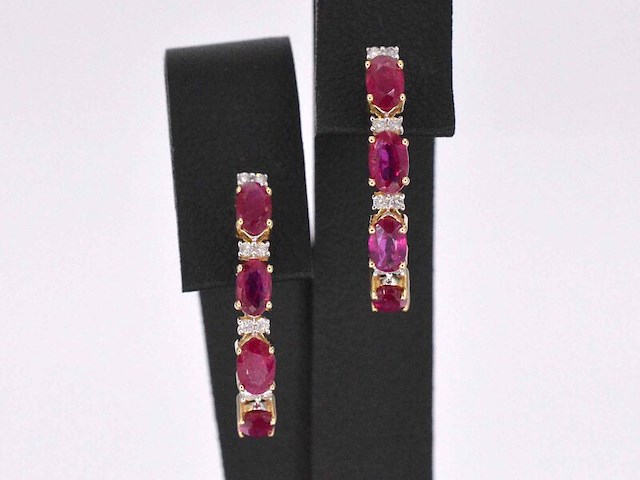 Gouden oorbellen met diamanten en robijn - afbeelding 1 van  9
