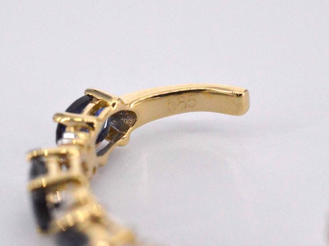 Gouden oorbellen met diamanten en saffier - afbeelding 7 van  9