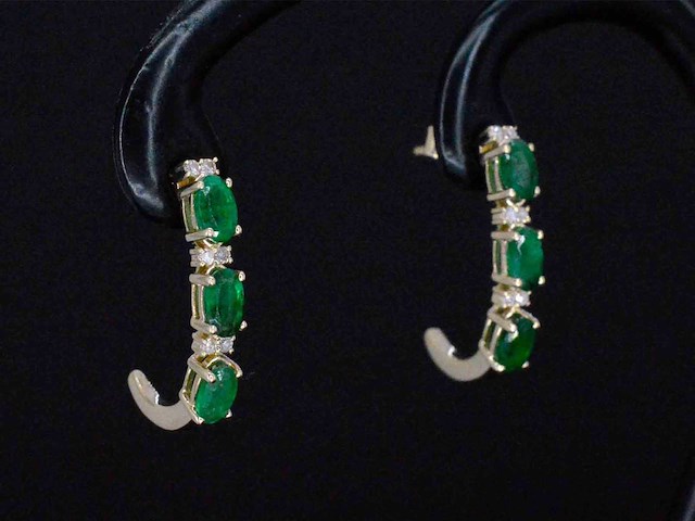Gouden oorbellen met diamanten en smaragd - afbeelding 1 van  8