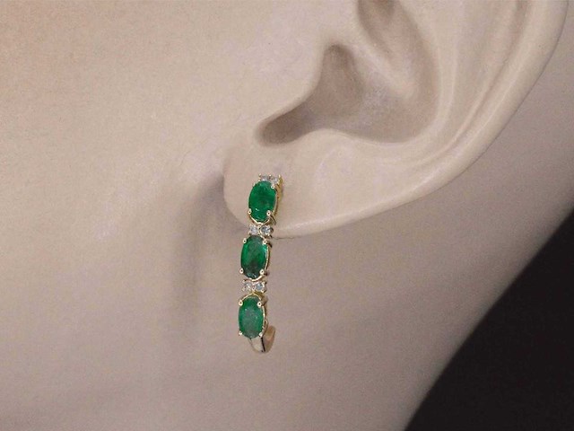 Gouden oorbellen met diamanten en smaragd - afbeelding 2 van  8