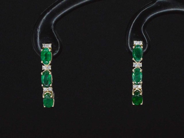 Gouden oorbellen met diamanten en smaragd - afbeelding 7 van  8