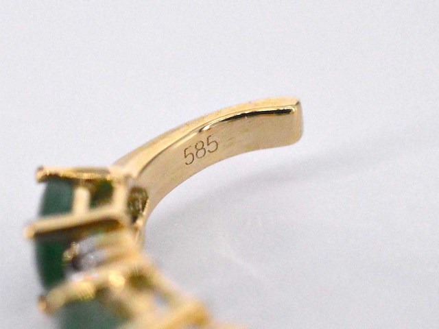 Gouden oorbellen met diamanten en smaragd - afbeelding 8 van  8