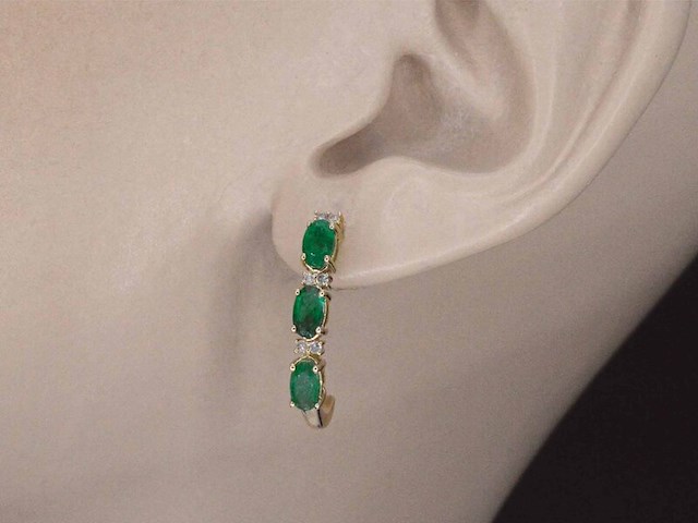 Gouden oorbellen met diamanten en smaragd - afbeelding 2 van  9
