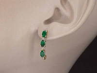 Gouden oorbellen met diamanten en smaragd - afbeelding 2 van  9