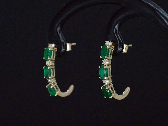 Gouden oorbellen met diamanten en smaragd - afbeelding 3 van  9