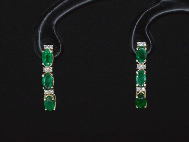 Gouden oorbellen met diamanten en smaragd - afbeelding 6 van  9