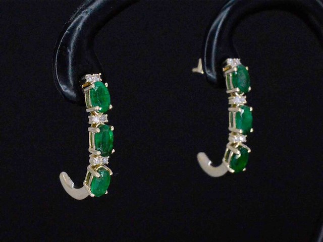 Gouden oorbellen met diamanten en smaragd - afbeelding 1 van  9