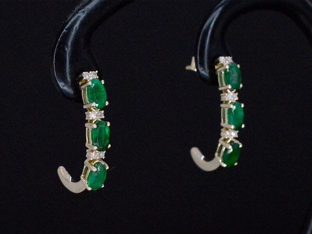 Gouden oorbellen met diamanten en smaragd - afbeelding 1 van  8