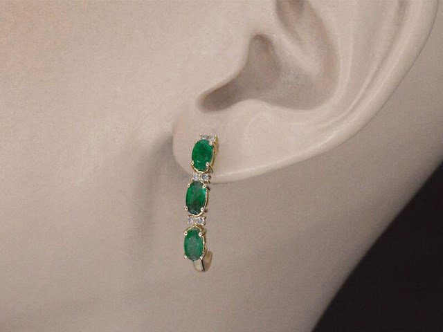 Gouden oorbellen met diamanten en smaragd - afbeelding 2 van  8