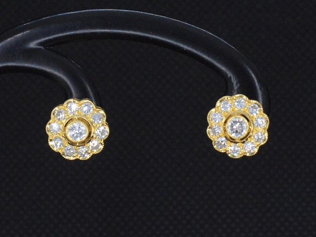 Gouden oorbellen met diamanten - afbeelding 1 van  7