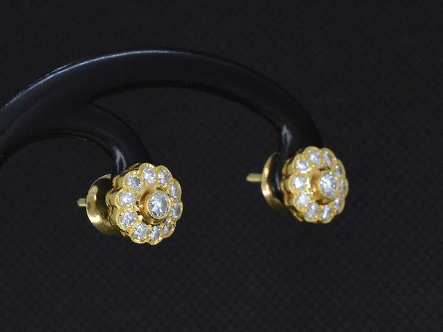 Gouden oorbellen met diamanten - afbeelding 3 van  7