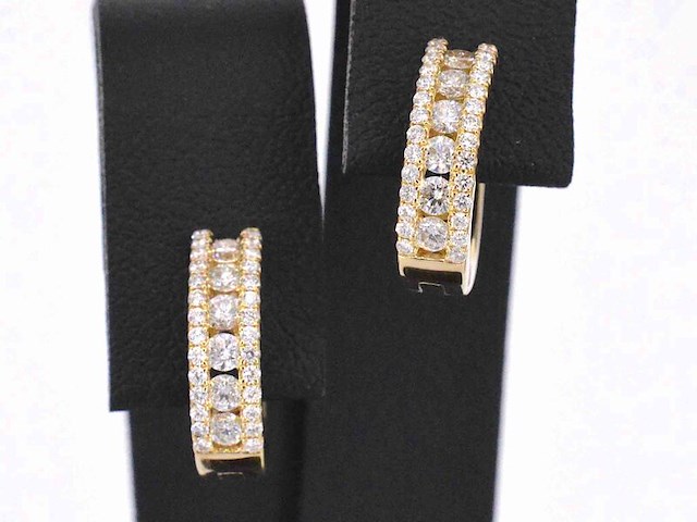 Gouden oorbellen met drie rijen diamanten - afbeelding 1 van  9