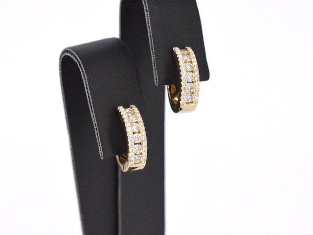 Gouden oorbellen met drie rijen diamanten - afbeelding 5 van  9