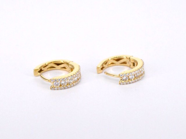 Gouden oorbellen met drie rijen diamanten - afbeelding 8 van  11