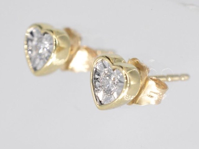 Gouden oorbellen met een briljant geslepen diamant in hartvorm - afbeelding 3 van  7