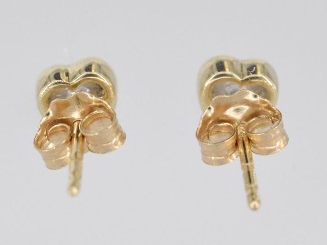 Gouden oorbellen met een briljant geslepen diamant in hartvorm - afbeelding 4 van  7