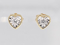 Gouden oorbellen met een briljant geslepen diamant in hartvorm - afbeelding 1 van  7