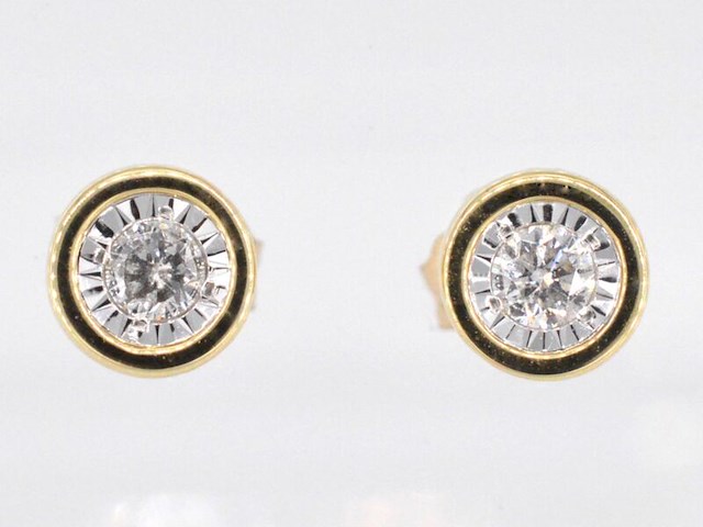 Gouden oorbellen met een briljant geslepen diamant - afbeelding 1 van  7