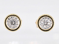 Gouden oorbellen met een briljant geslepen diamant - afbeelding 1 van  7