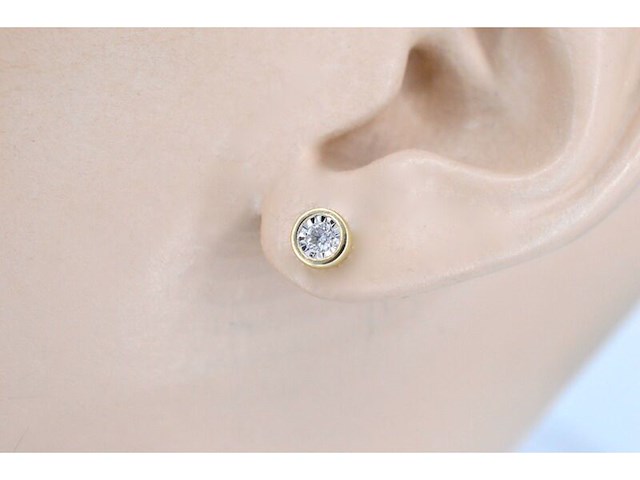 Gouden oorbellen met een briljant geslepen diamant - afbeelding 2 van  7