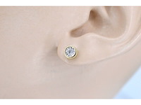 Gouden oorbellen met een briljant geslepen diamant - afbeelding 2 van  7