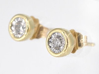 Gouden oorbellen met een briljant geslepen diamant - afbeelding 3 van  7