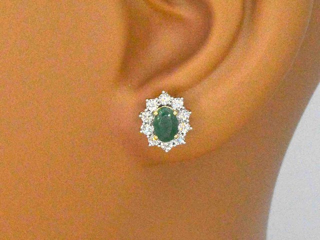 Gouden oorbellen met een groene ovale smaragd en natuurlijke diamanten - afbeelding 3 van  10