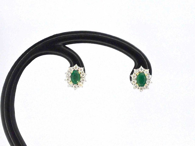 Gouden oorbellen met een groene ovale smaragd en natuurlijke diamanten - afbeelding 5 van  10